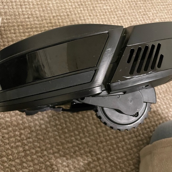 Shark Robotic Vacuum - Picture 5 of 6